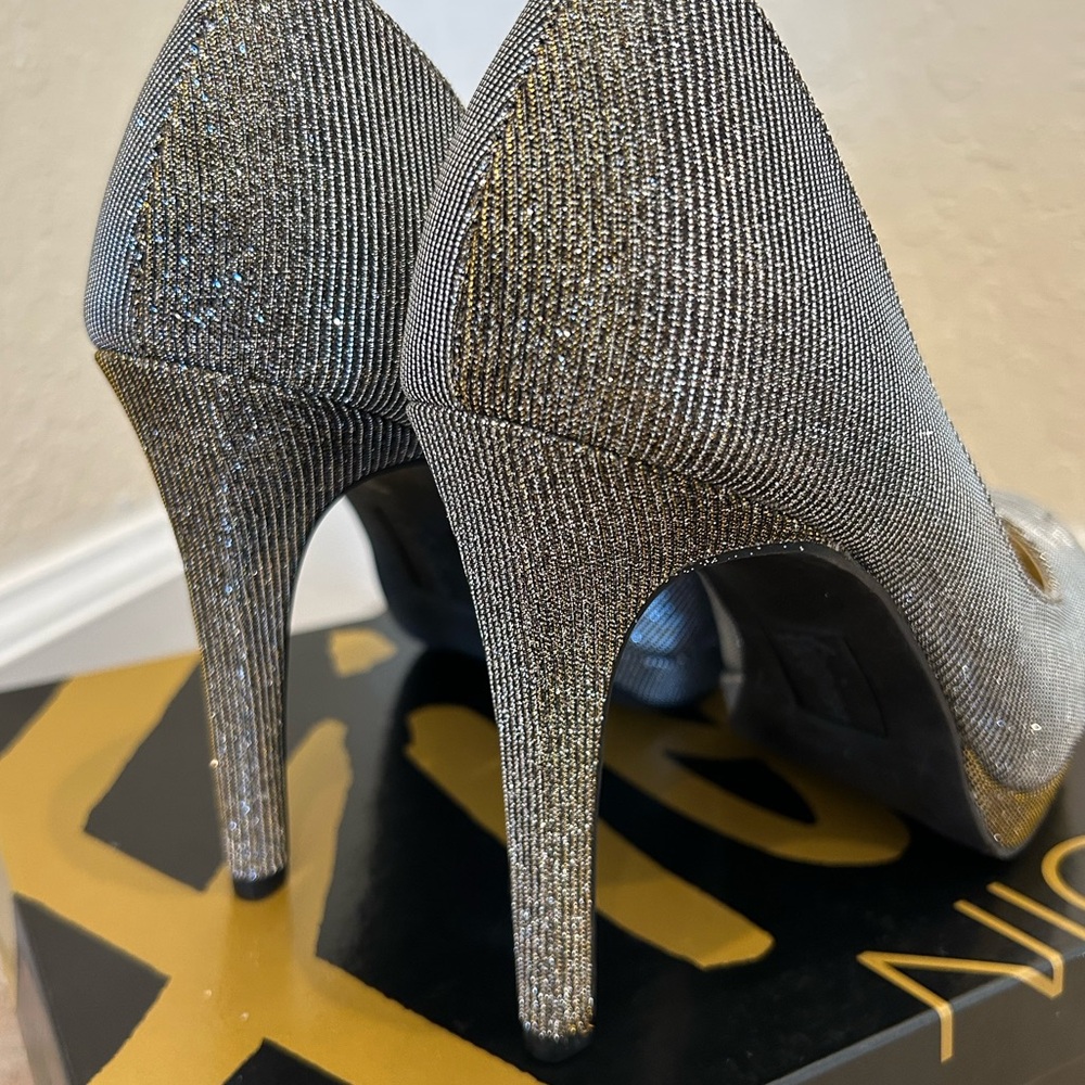 ✨HP✨ Fabulous Silver/Gold Shimmer Heels - Size 7 - Picture 7 of 11